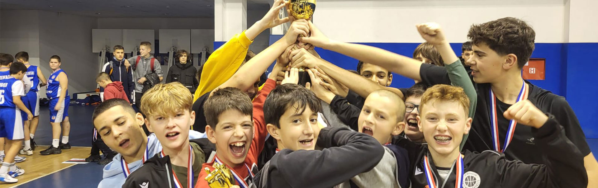 Das Team der Alpen Academy freut sich über den zweiten Platz beim Turnier in Belgrad. Credits: Chiemgau Baskets
